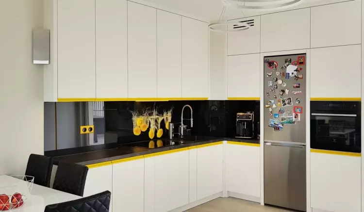 Угловая кухня белого цвета из пластика с профильными ручками желтого цвет