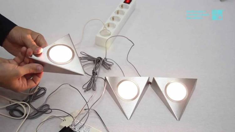 Треугольный светильник TRIANGOLO для подсветки на кух