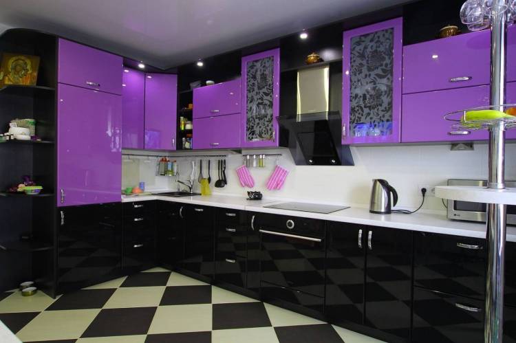Дизайн фасада фиолетовой кухни в лиловых, желтых, серых, белых, черных тонах