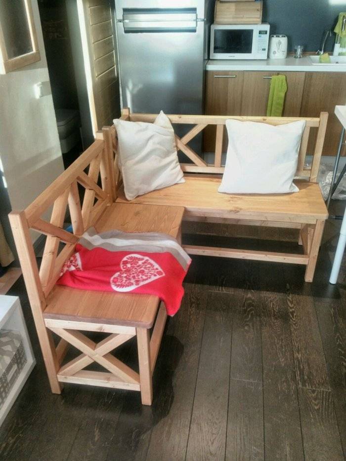 Скамейка в интерьере кухни