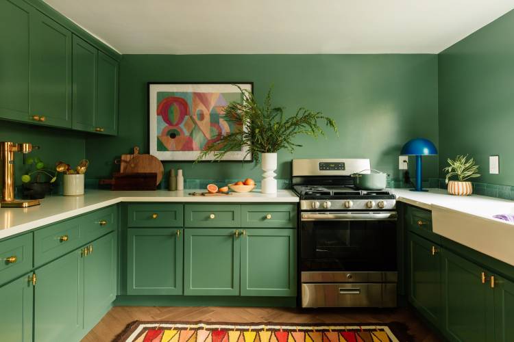 Зеленая матовая кухня