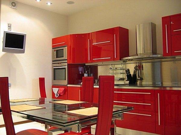 Красная кухня в интерьер