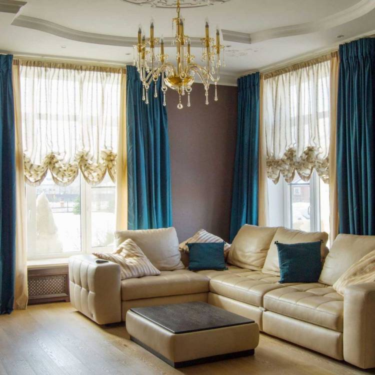 Синие шторы в интерьере гостиной