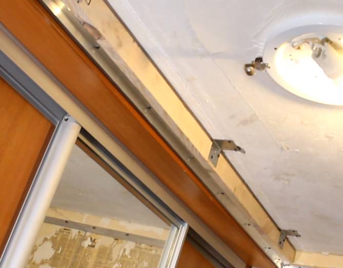 Как совместить встроенный шкаф и натяжной потолок?
