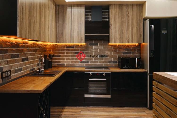 Стильная черная кухня с деревяной отделкой