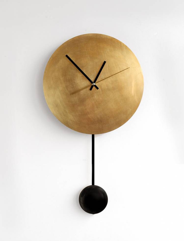 Латунные настенные часы с черным маятником Сол