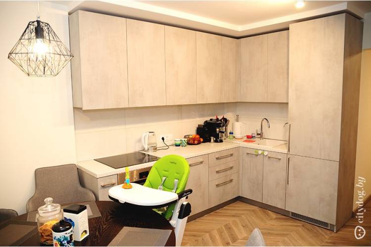 Современная кухня с серыми фасадами под бетон и встроенным холодильником