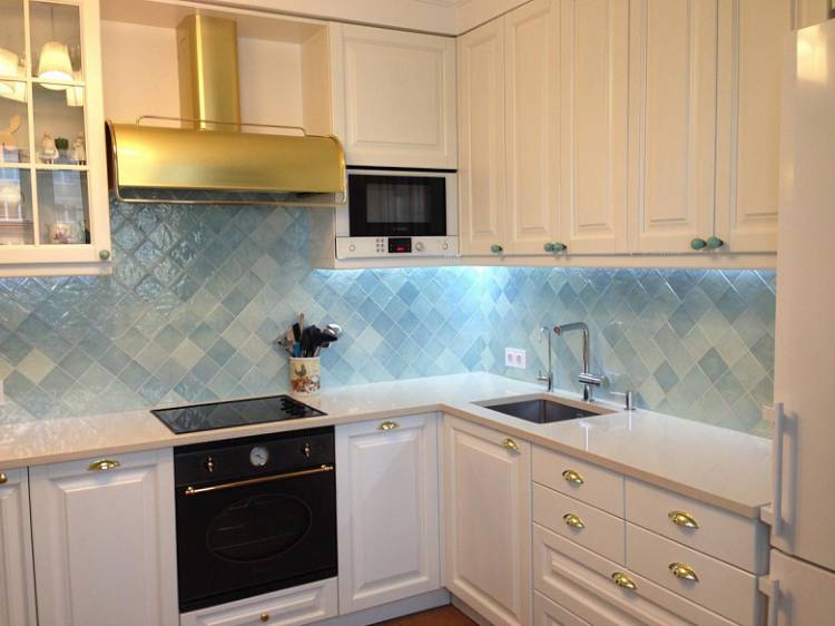 Белая кухня с бирюзой в леденцах, плиты и варочные поверхности, посудомоечные машины
