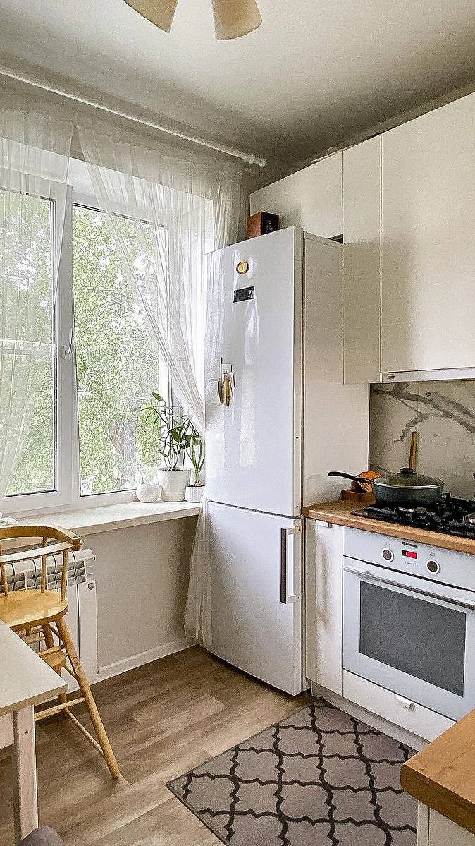 Кухня с холодильником