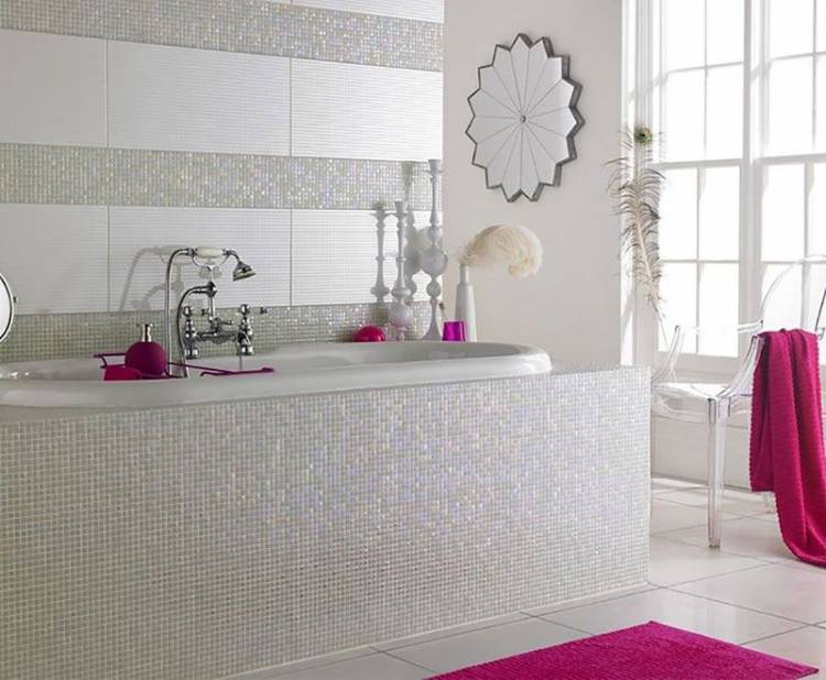 Белая мозаика в ванной комнат