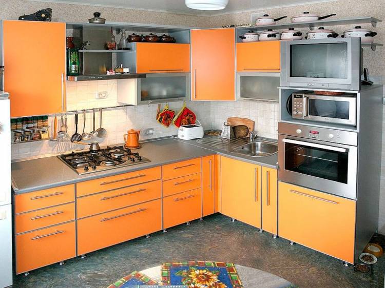 Кухня из пластика, оранжевые фасады в алюминиевой рамк