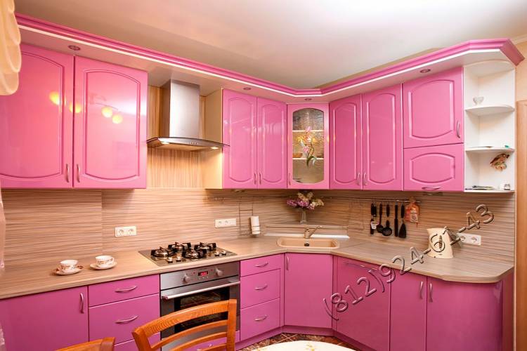 розовая кухня с гнутыми фасадами и подсветкой