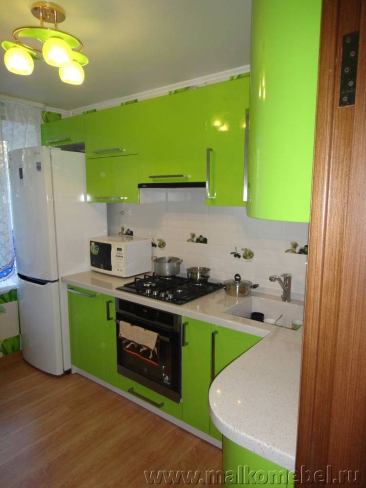 Зеленая кухня фасады крашеный МДФ