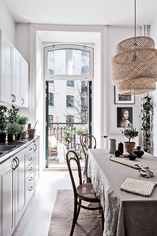 Кухня с панорамным окном в квартире: 90 фото дизайна