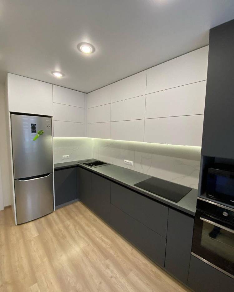 Кухня серый низ и белый верх Модель
