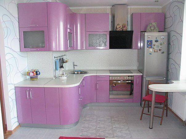 Кухня в розовом цвете в интерьер