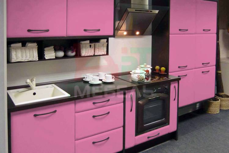 кухонный гарнитур в нежном розовом цвет