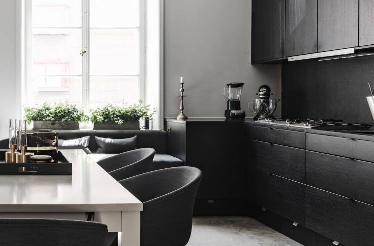 Черный диван на кухне в интерьер