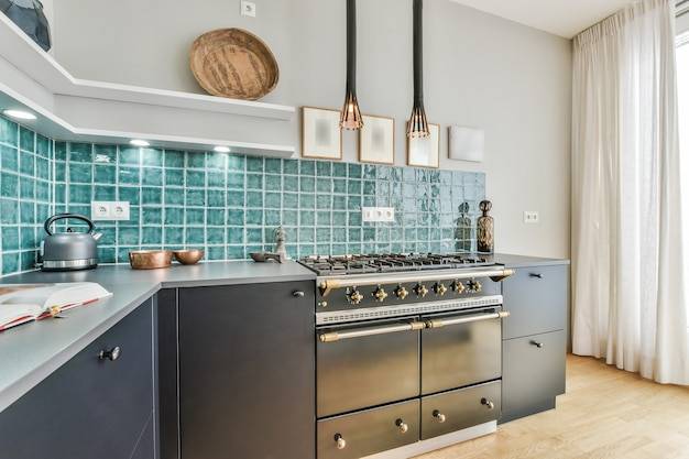 Интерьер современной кухни с мебелью в стиле минимализм и газовой плитой в светлой квартир