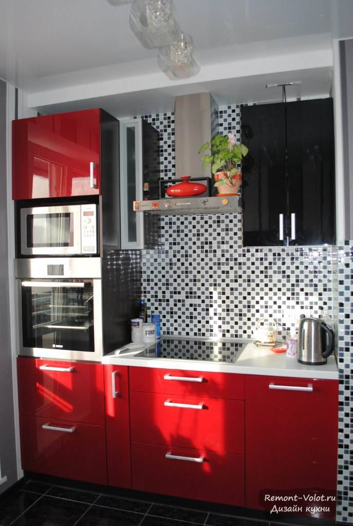 Черно-красная кухня со сложной планировкой и контрастными цветами в отделк