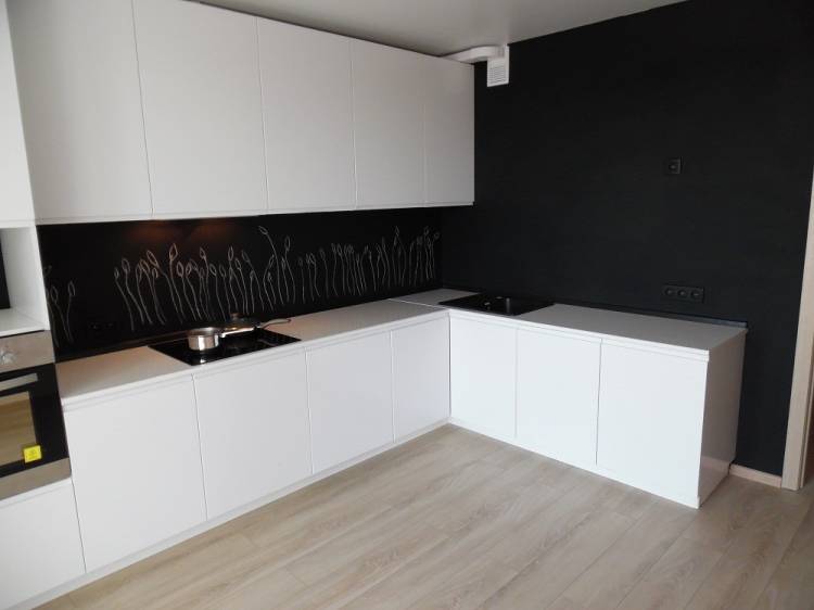 Белая угловая кухня в стиле Модерн с фасадами FABRICHE с интегрированными ручками