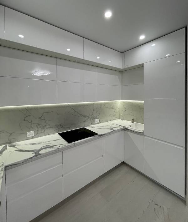 Белая кухня с интегрированными ручками: 101 фото в интерьере