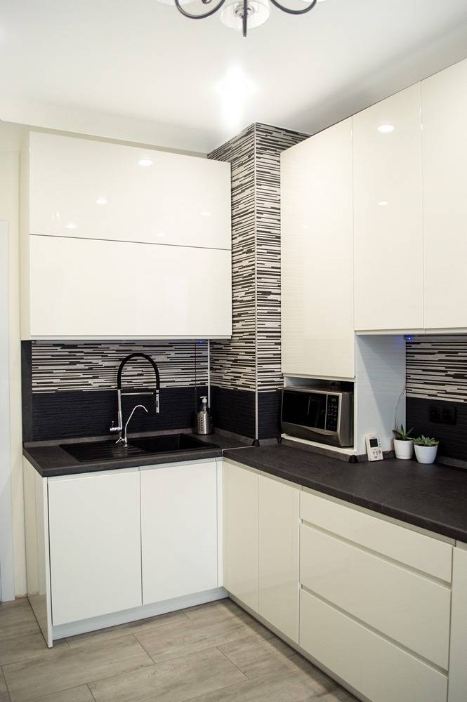 Белая кухня глянцевая угловая в стиле модерн Zebra
