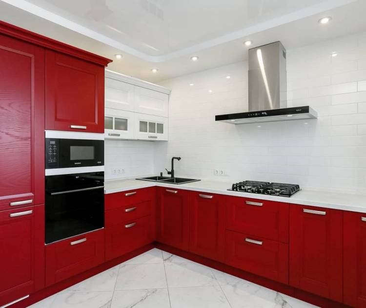 Угловая красно-белая кухня в стиле модерн, матовая МДФ ш