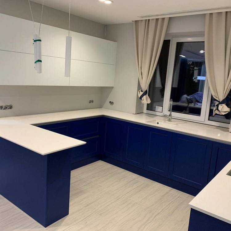 П-образная сине-белая кухня под окно с барной стойкой, матовая, модер