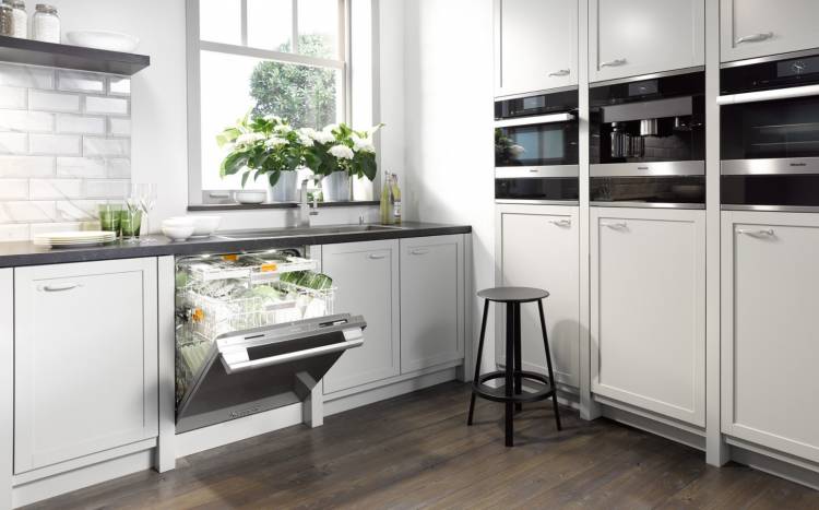 Правила и способы установки посудомоечной машины в готовую кухню