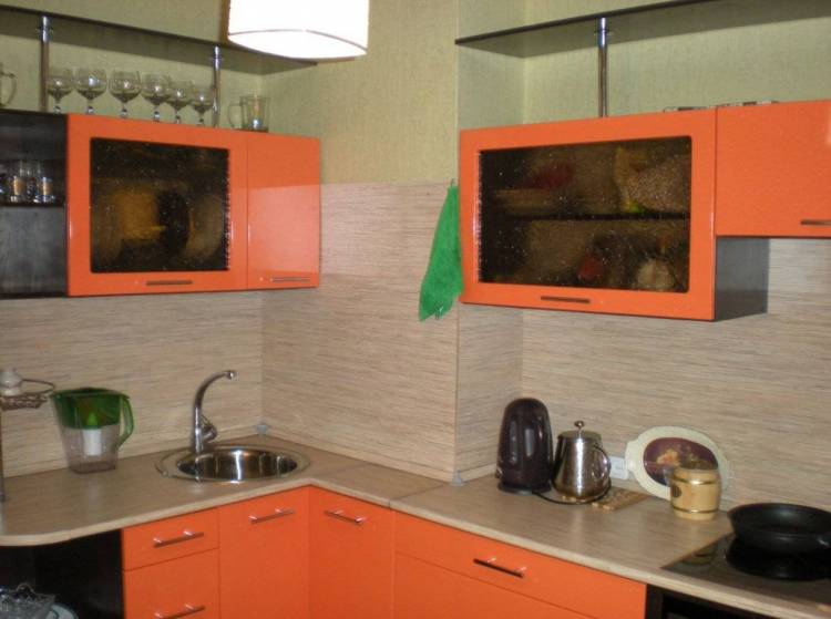 Дизайн кухни с вентиляционным коробом в углу