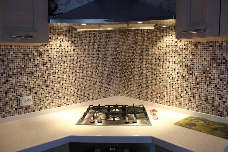 Керамическая мозаика для кухни на фарту