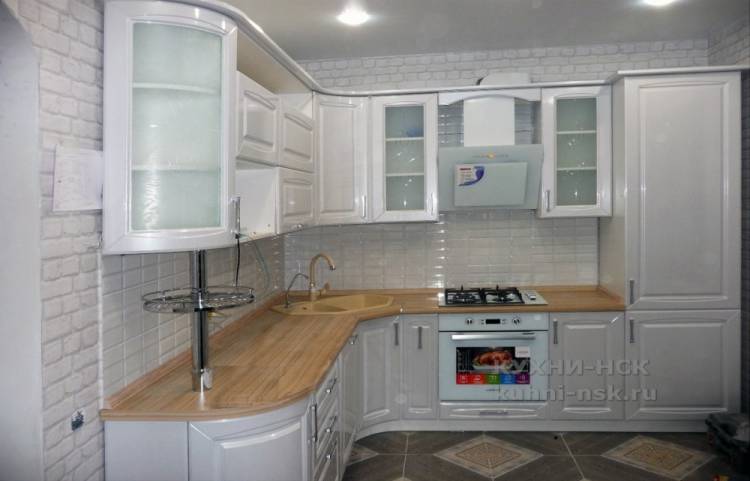 Белая угловая встроенная кухня на заказ Лад