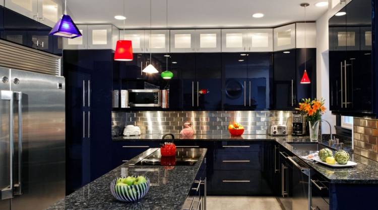 Темно синяя кухня с черной столешницей