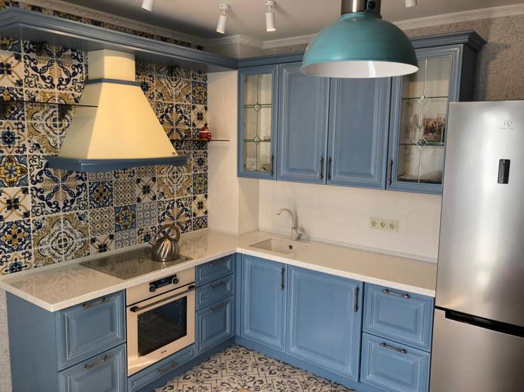 Синяя угловая кухня из массива в классическом стиле c акриловой столешницей