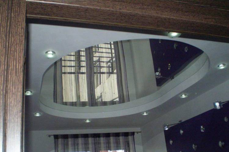 Зеркальный натяжной потолок c установкой