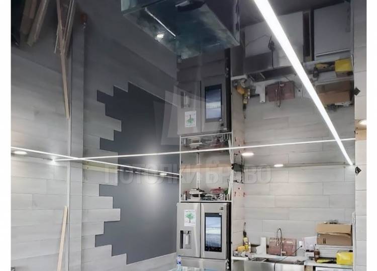 Серый зеркальный натяжной потолок для кухни НП
