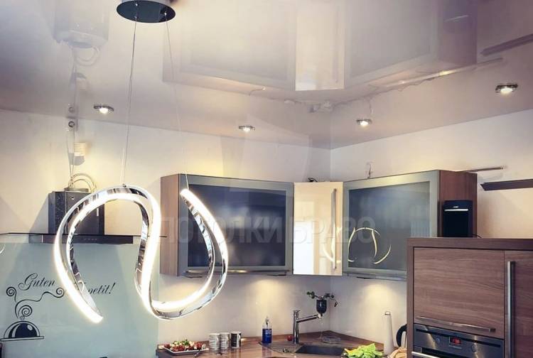 Зеркальный натяжной потолок для современной кухни НП