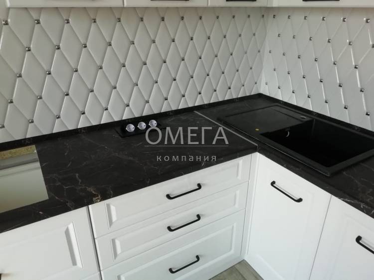 Белая кухня столешница черный мрамор: 92 фото в интерьере