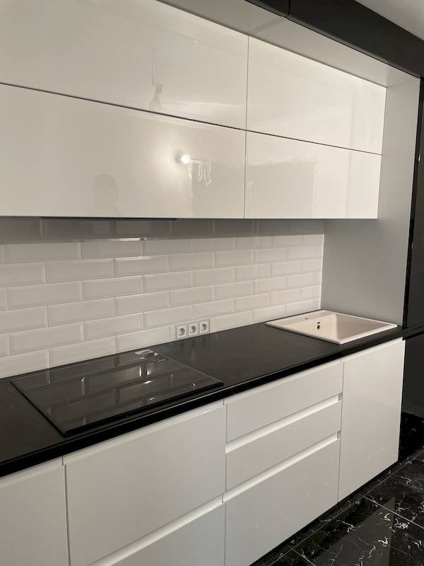 Черный духовой шкаф в белой кухне: 70+ идей дизайна