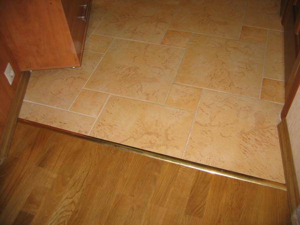 Плитка на пол в кухне, переходящая в коридор