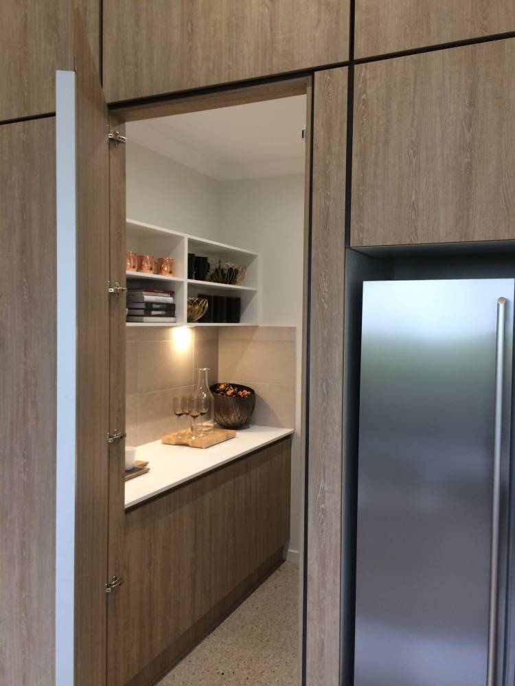 Скрытая дверь на кухню