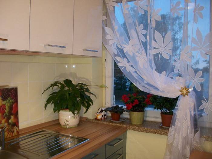 Какие шторы лучше повесить на окна кухни?