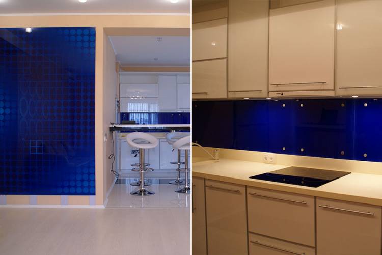 Стеклянный синий кухонный фартук на белой кухне из МДФ