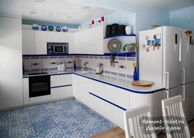 Белая с синим кухня