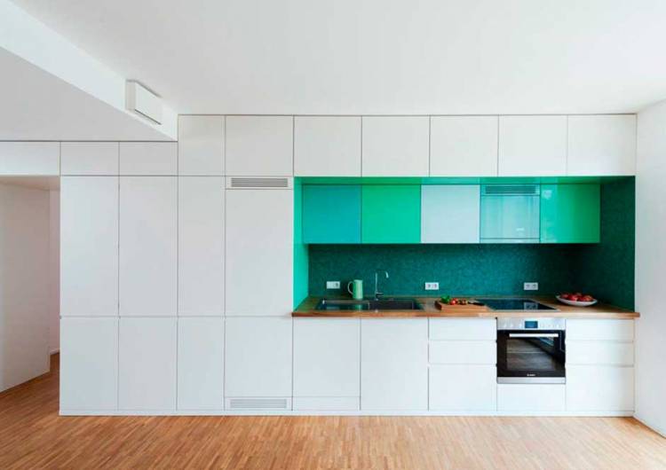 Бело-зеленая кухня с двойным верхом на заказ по индивидуальному проекту в Москве и М