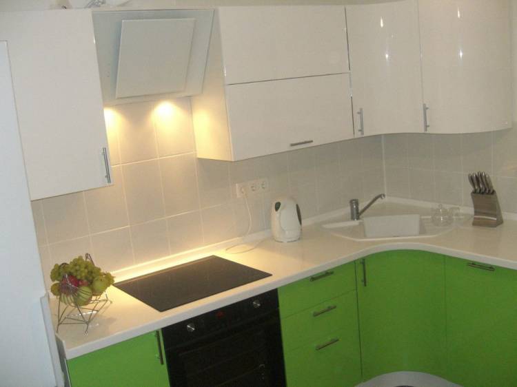 Маленькая бело зеленая кухня