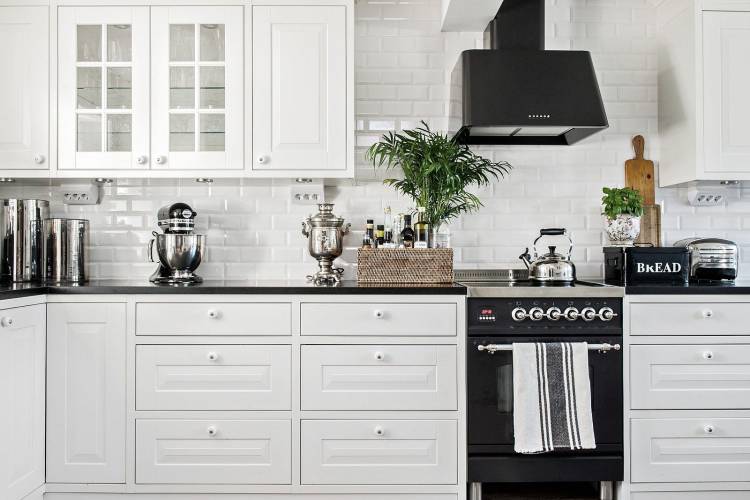 кухня плитка кабанчик белые фасады филёнка черная столешница плита вытяжка кухонные аксес суары