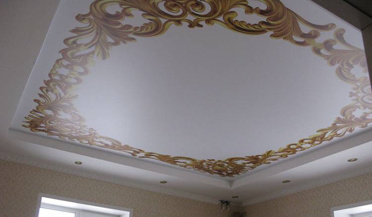 Двухуровневый потолок с рисунком в гостиной