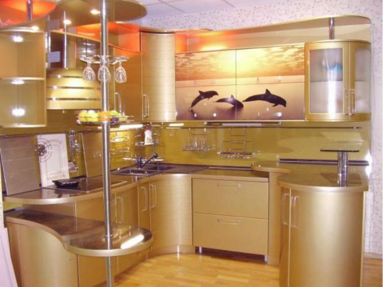 Кухонный гарнитур цвета золот